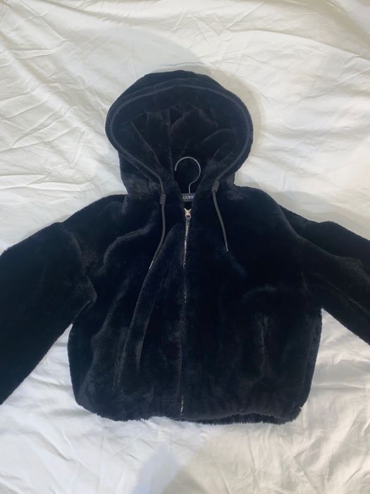 czarna futrzana kurtka