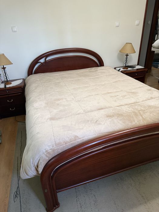 Mobilia de quarto completa (cama, mesas de cabeceira e movel)