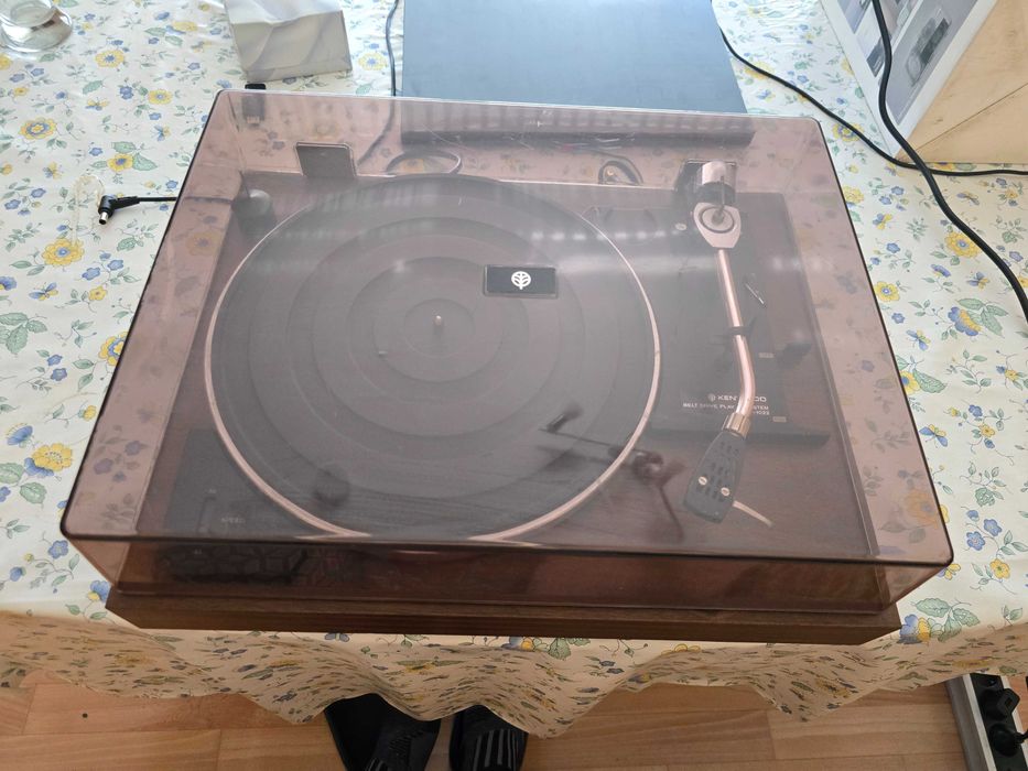 gramofon vintage  Kenwood, model KP-1022.