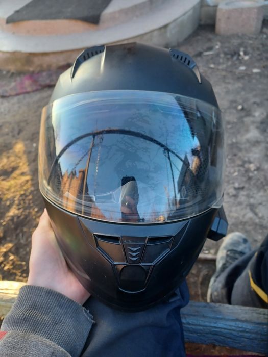 Мото шолом з апаратурою для прослуханя музики