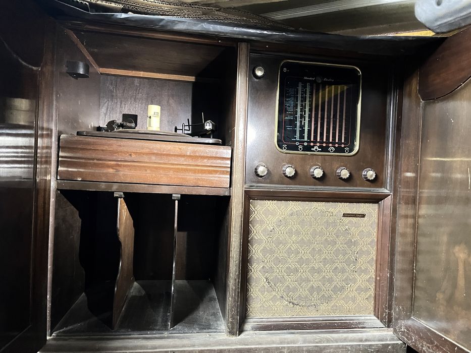 Movel antigo com radio e gira-disco