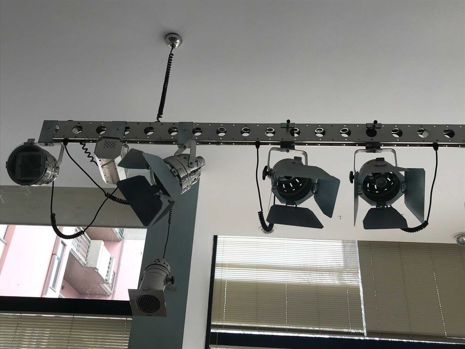 Projetores decorativos em calha suspensa