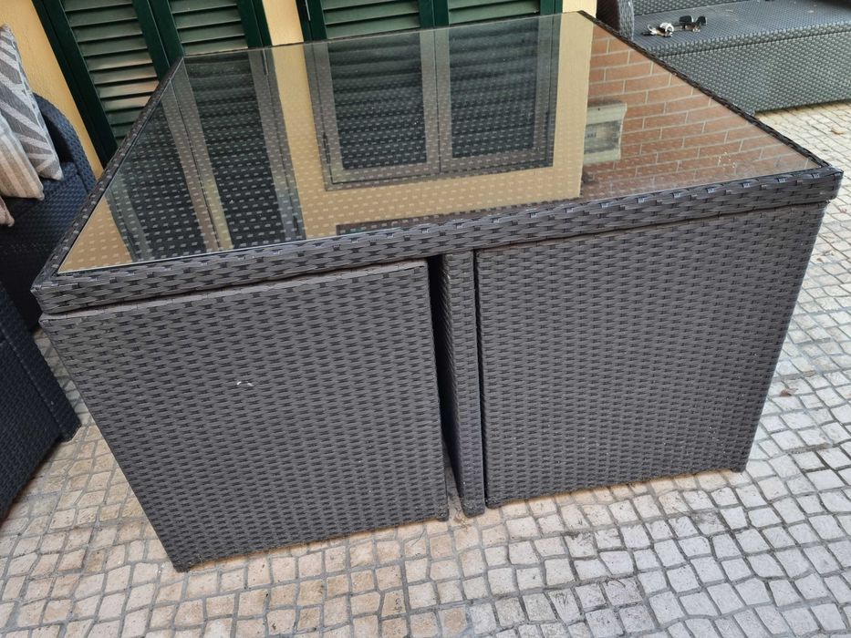 Mesa com bancos e almofadas em perfeitas condições