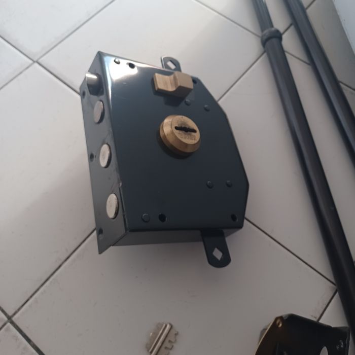 Vendo fecho de segurança para porta de entrada