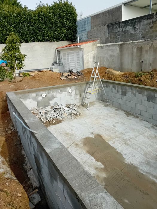 Movimentacao de terras desaterros construcao de piscinas