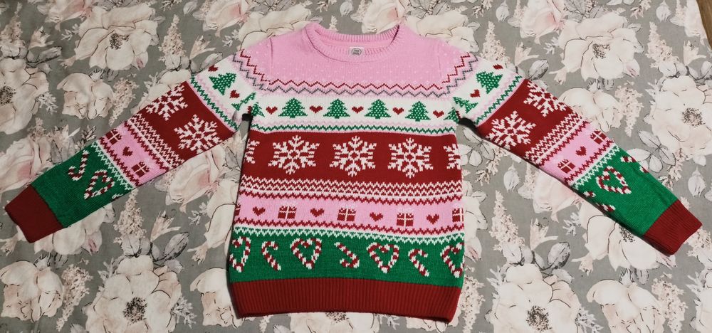 Sweter świąteczny dziewczęcy.Rozmiar 134. Założony tylko do sesji zdj.