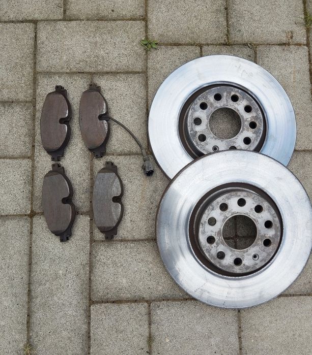 Гальмівні колодки з датчиком передні Passat B8, Tiguan, Golf 7, Octavi