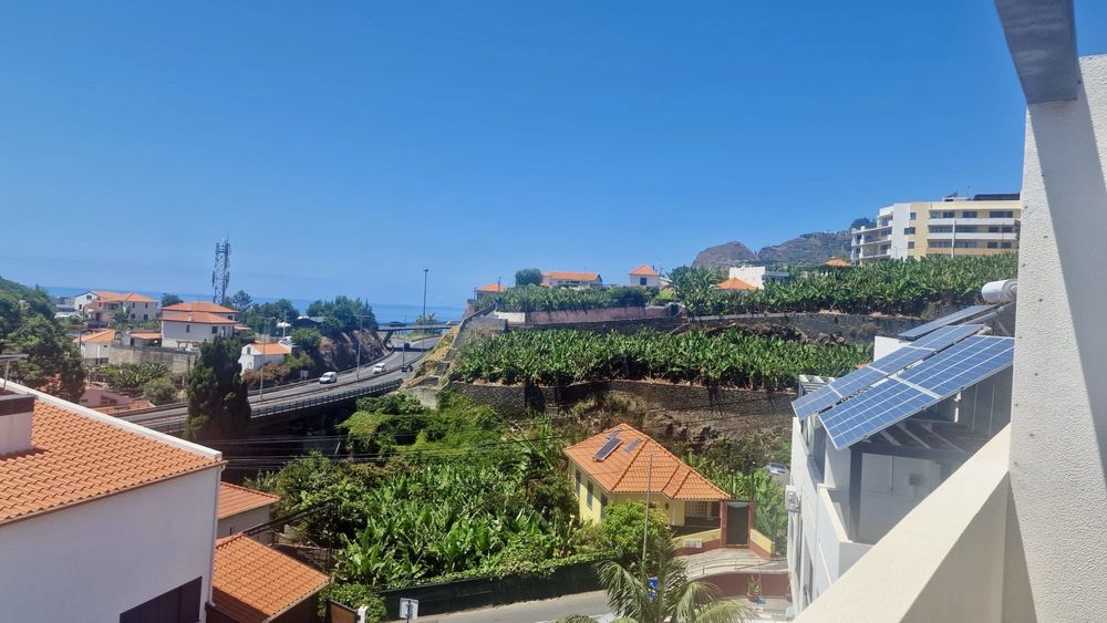 Moradia com sol todo o dia e vista mar parcial em Câmara de Lobos