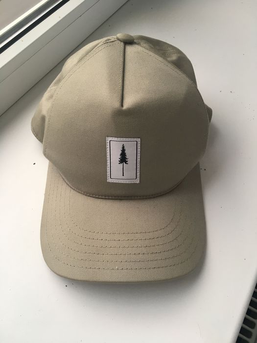 Кепка-бейсболка.