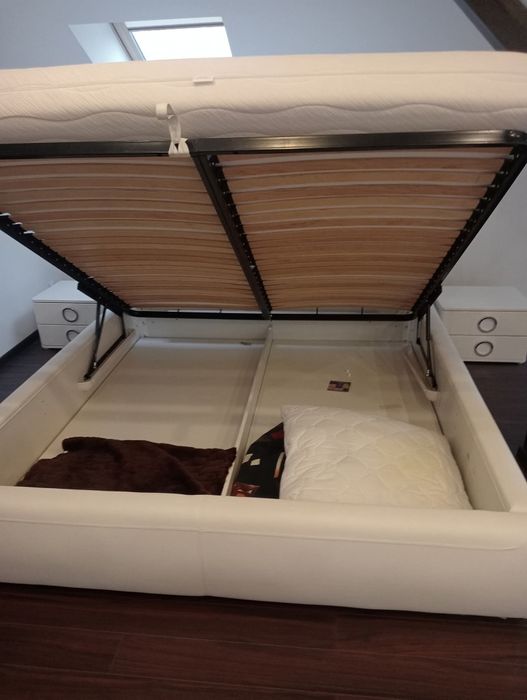 Łóżko białe - skóra