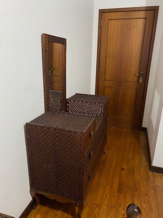 Cómoda de quarto trabalhada com espelho