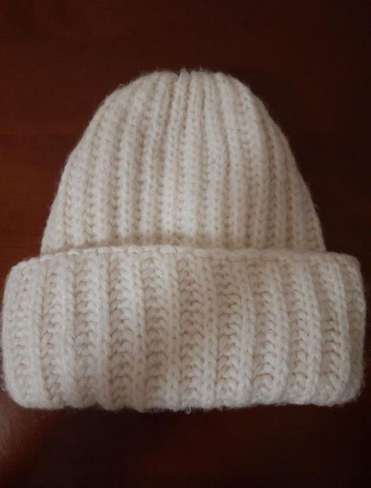 Шапка  вязаная для девушки.