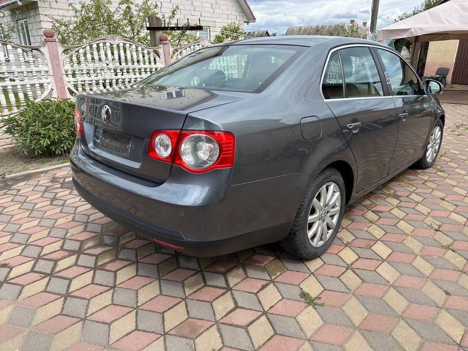 Розборка VW Volkswagen Jetta 5 Мотор 1.6 Капот Бампер Решітка Дзеркало Двері Скло Фари Телевізор Полуось Стойки Диски Супорт Торпедо ABS Рульова Рейка