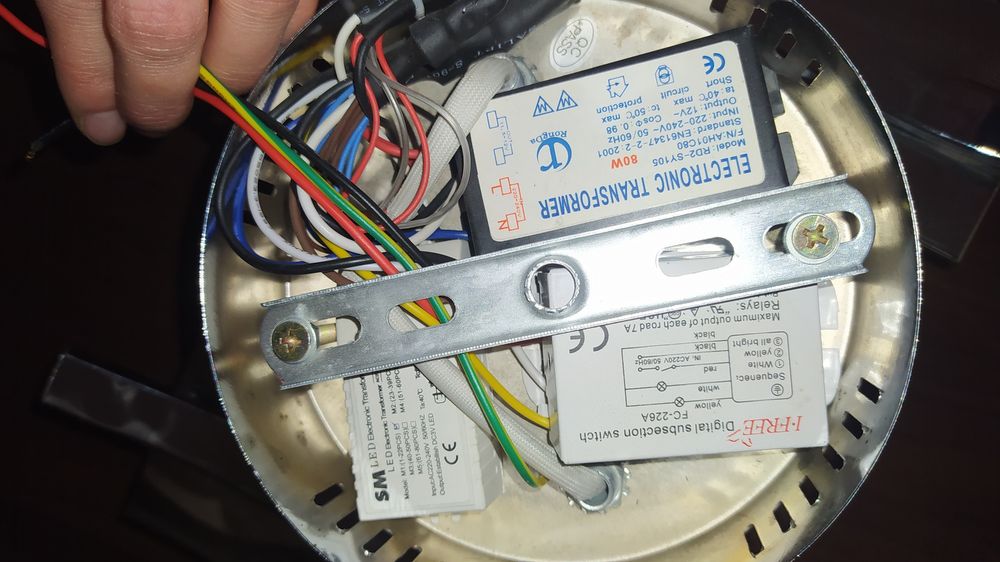Lampa, żyrandol z 4 źródłami swiatla.