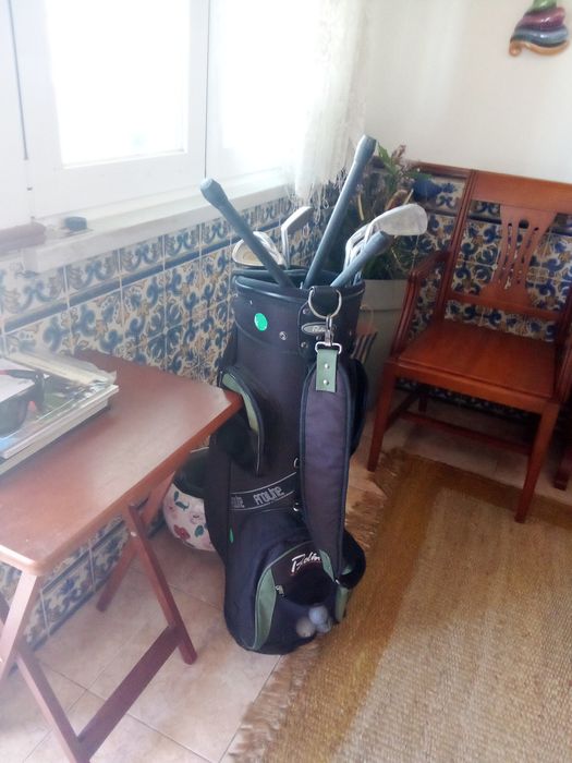 Saco de golf com tacos e bolas
