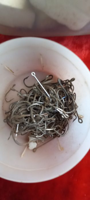 Снасти рыбацкие леска крючки поплавки.