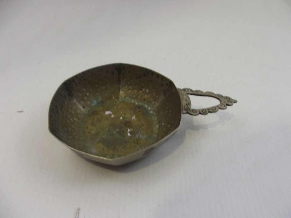 Antiga concha tomboladeira para prova de vinhos