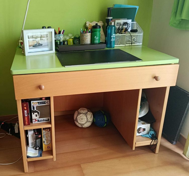 Quarto Infantil/Juvenil Evolutivo: Cama, Secretária, Mesa de cabeceira e Estante.