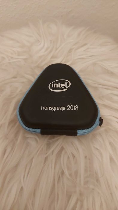 Słuchawki Intel z różnymi końcówkami, w etui na zamek.