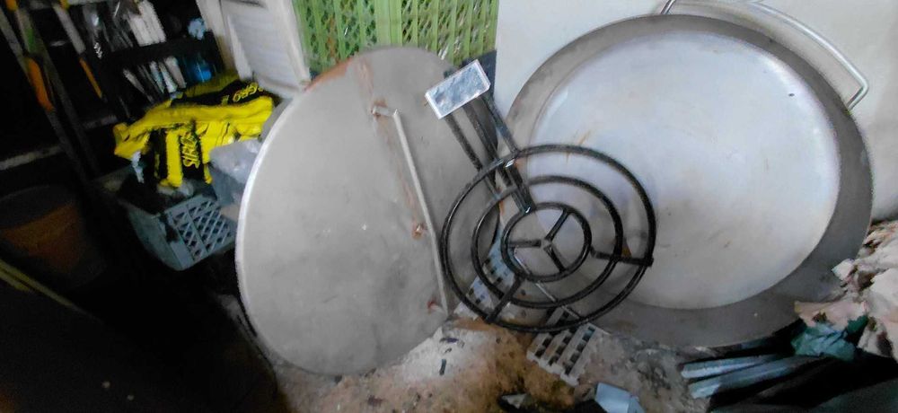 Tachos de Inox e de ferro com tampas e com fogão respetivo.