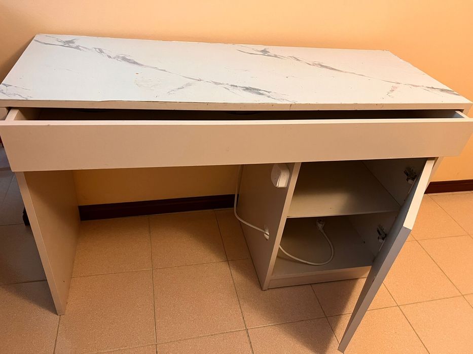 Vendo mesa de manicure .