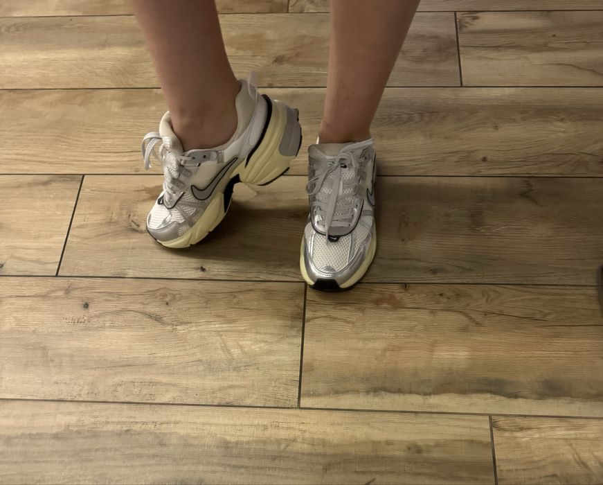 Нові жіночі кросівки Nike V2K Runtekk