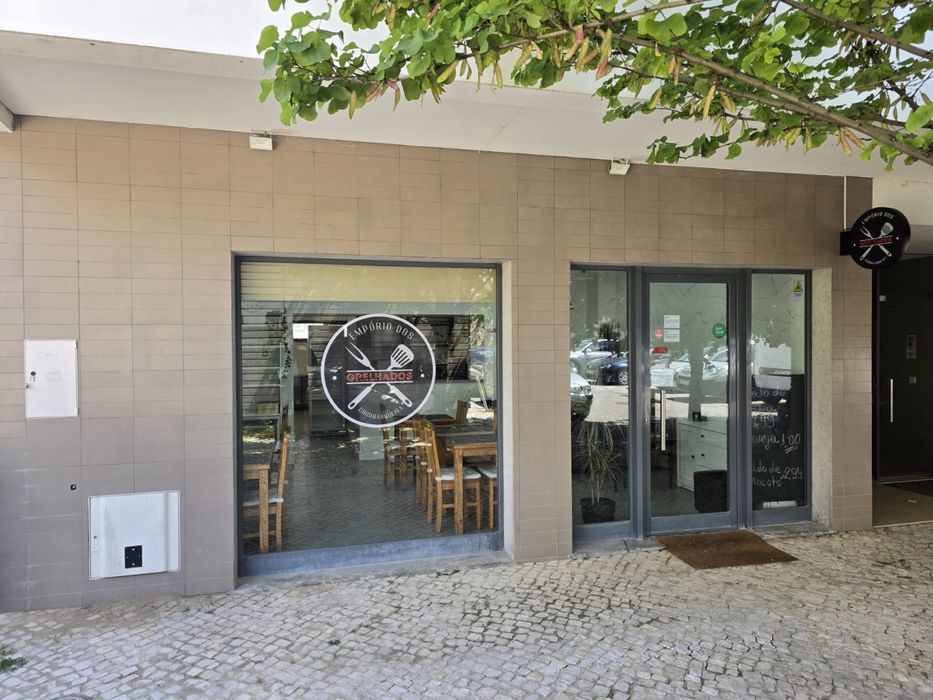Para venda ou permuta, restaurante pré equipado - pronto a funcionar.  Inclui cedência de quotas de sociedade com alvará registado