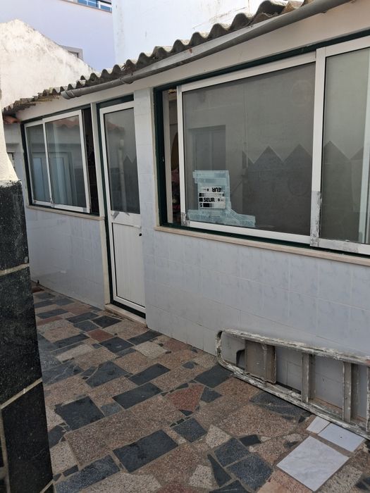 Prédio em propriedade total, composto por 2 apartamentos T2 e com um pátio com 12 m2, existindo uma marquise. Prédio  a 2 passos da praia
