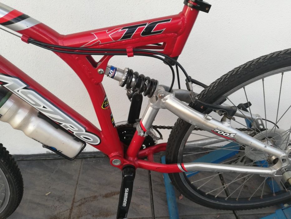 bicicleta de BTT e acessorios