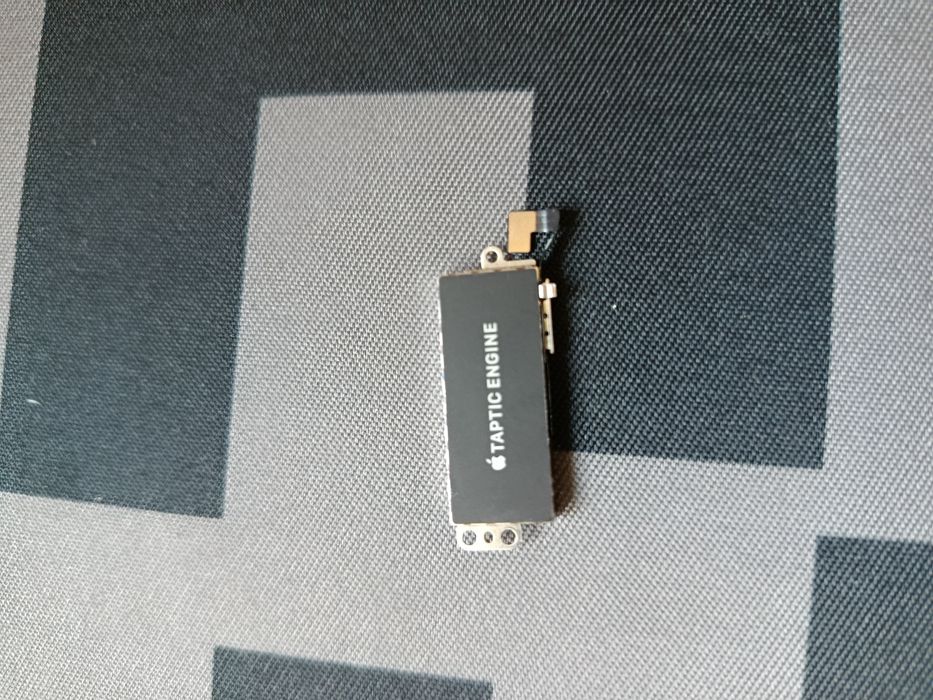 Taptic engine od iPhone 11 z demontażu