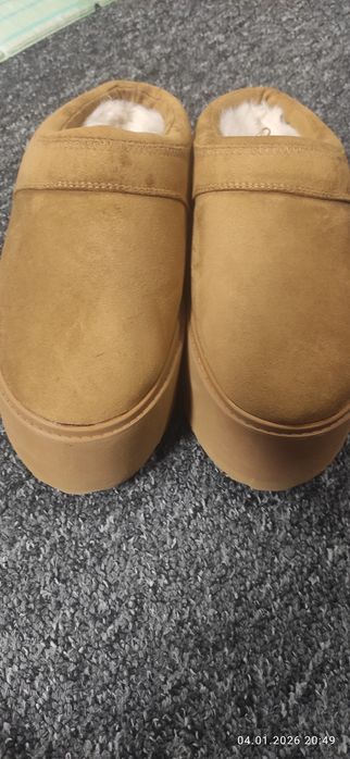 Угги,шлепки,сабо Bershka