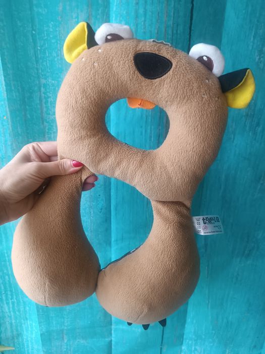 Брендовая подушка - подголовник для путешествий