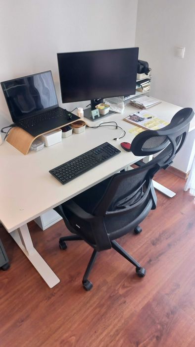 Mesa / Secretária com regulagem de altura, do tipo “sentado/em pé”, modelo TROTTEN da Ikea