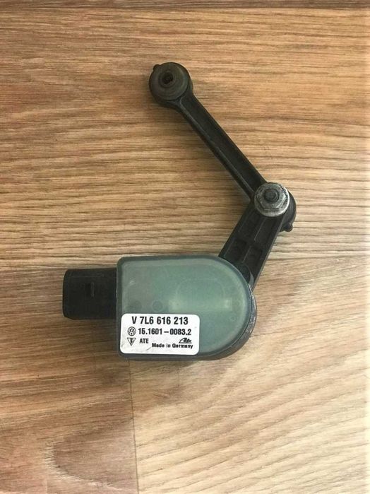 датчик уровня положения кузова Volkswagen Touareg 7L6616213 7L6616571