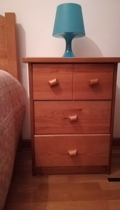 Cama solteiro com mesa de cabeceira