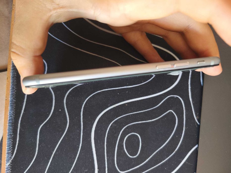 iPhone 8 – 64GB Prateado – Danificado (água + visor partido)