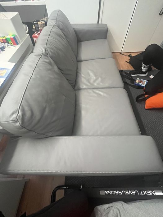 Sofá 3 lugares em pele sintética cinzenta