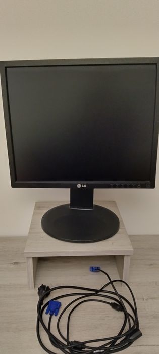 Monitor LG + kable do pracy zdalnej