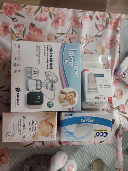 Laktator elektryczny 4-fazowy Lakta NUMI Simed + Wkładki i Woreczki