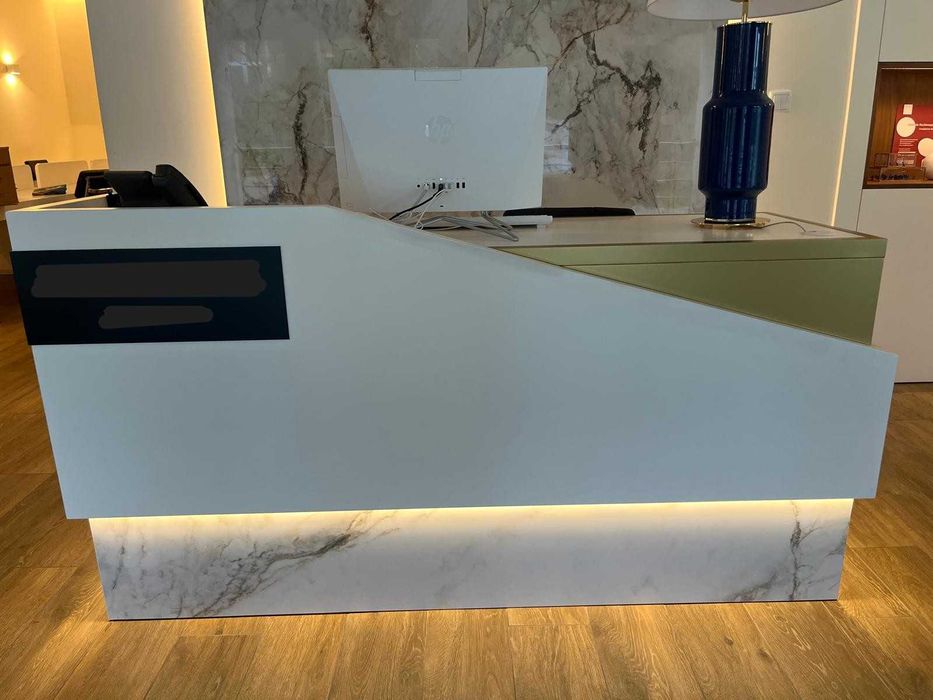 Balcão de Recepção de madeira lacado a branco c/ iluminação Led