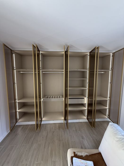 Roupeiro com portas vidro e led
