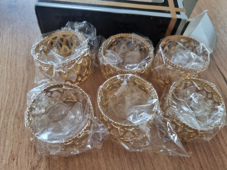 Pierścienie, obrączki na serwetki stołowe.
