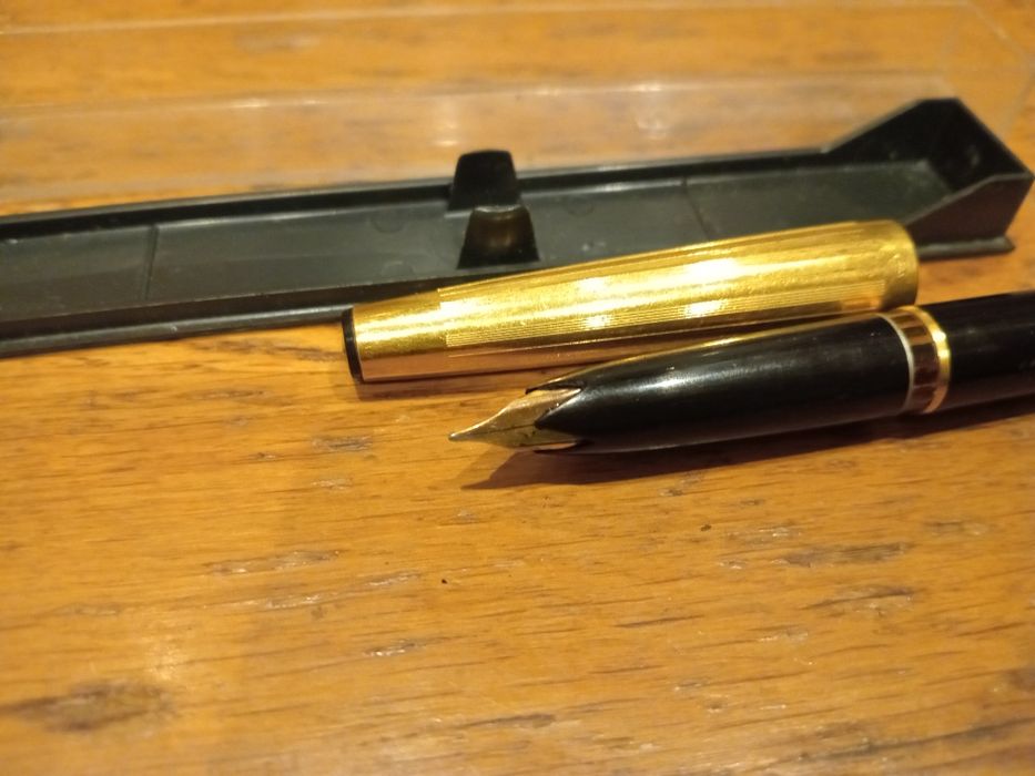 Ручка перьевая с золотым пером