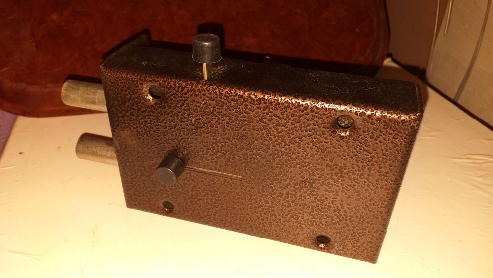 Продам накладной замок на гараж.