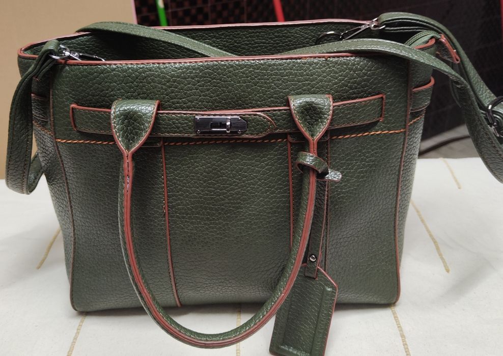 Mala verde e castanha com alça a tiracolo