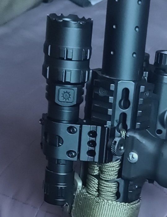 Ліхтар тактичний на зброю