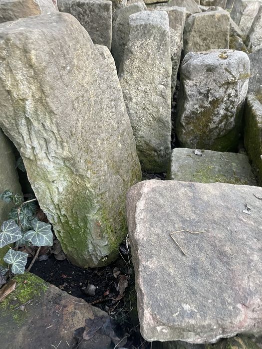 Płyty słupy bloki kolumny kamień graniczny stary piaskowiec