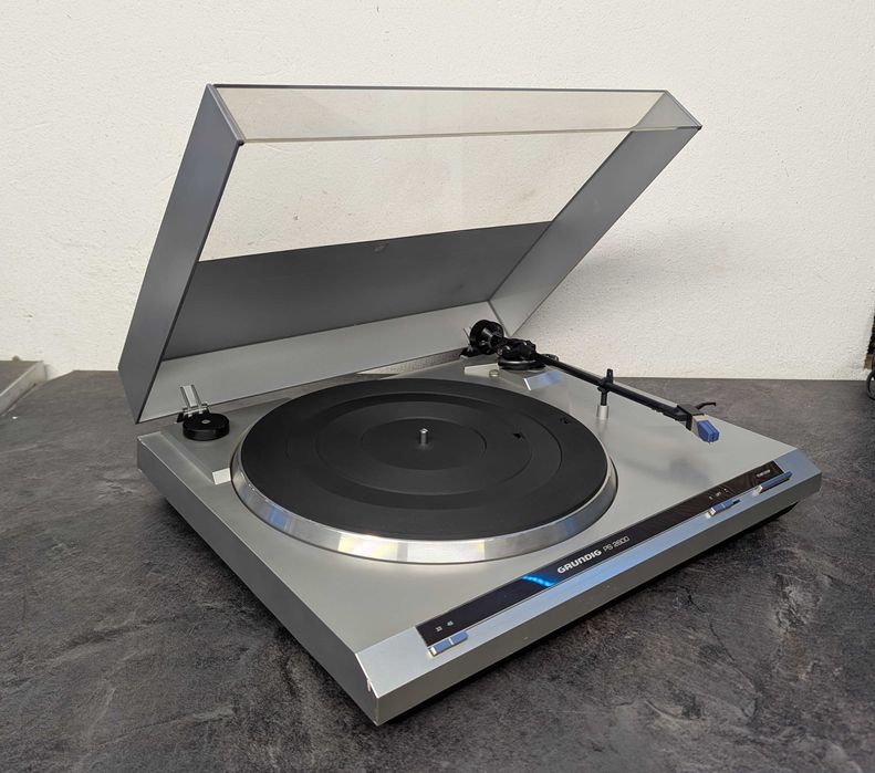 Програвач платівок  Grundig PS 2600.