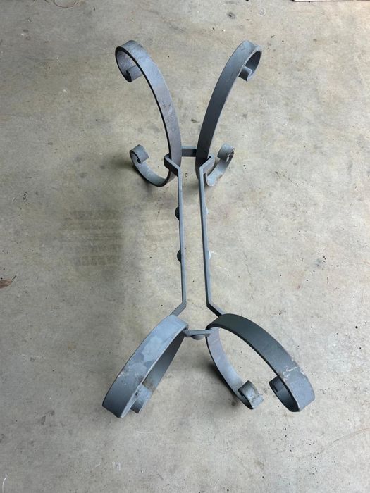 Pé de mesa de centro em ferro artesanal, metalizado.