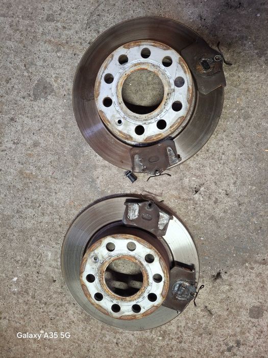 Tarcze hamulcowe tylne z klockami  VW Golf 5  Golf Plus  Jak Nowe